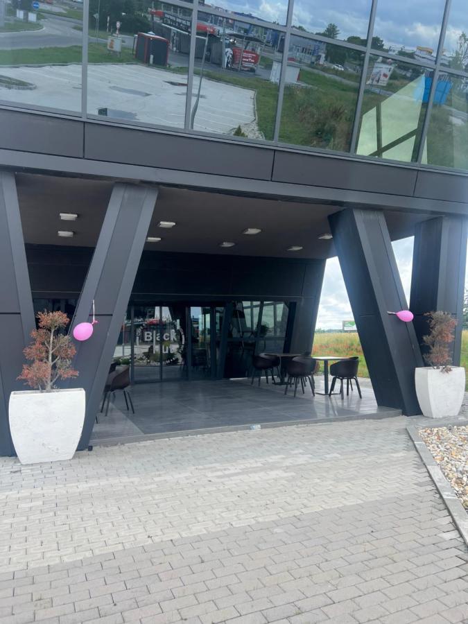 Hotel Black Hut Pension&Restaurant *** Dunajská Streda Zewnętrze zdjęcie