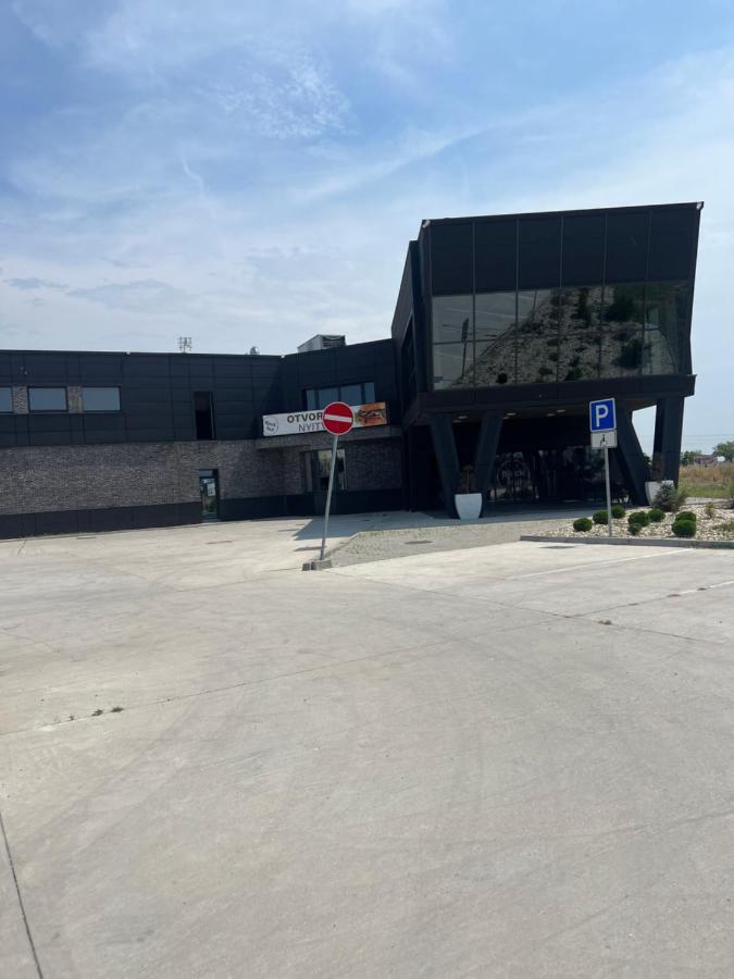 Hotel Black Hut Pension&Restaurant *** Dunajská Streda Zewnętrze zdjęcie